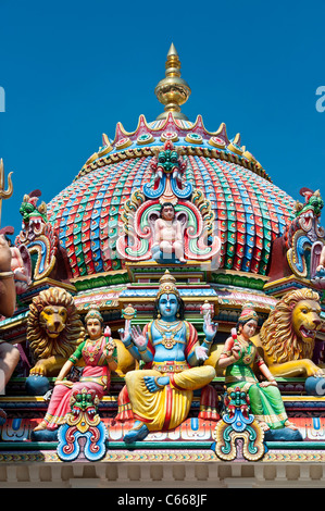 Vishnu, umgeben von Hindu-Gottheit in Sri Mariamman Temple, Singapur Stockfoto