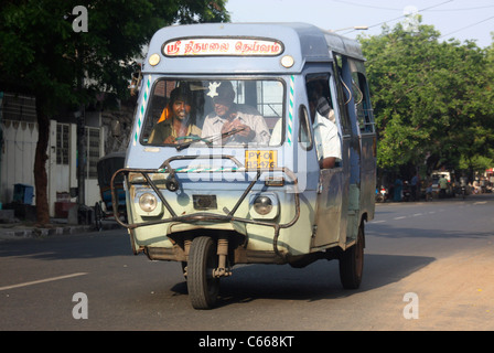 Drei Wheeler Tempo Dreirad Taxi Bus Rennen durch die Straßen der Stadt Pondicherry in Südindien Stockfoto