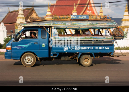 Personennahverkehr-Taxi-Bus-Geschwindigkeiten durch die Straßen von Pakse, Laos Stockfoto