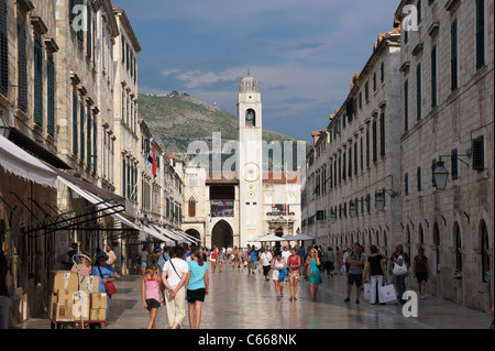 Menschen zu Fuß auf Stradum Hauptstraße, Dubrovnik, Dalmatien, Kroatien Stockfoto