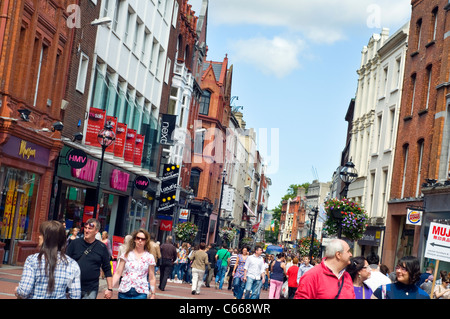Käufer auf der Grafton Street in Dublin, Irland Stockfoto
