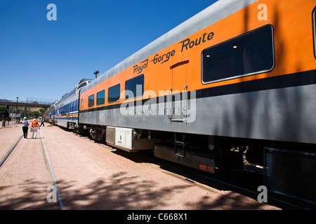 Beliebte touristische Zug fährt durch die 1.000' deep Royal Gorge Route entlang den Arkansas River, Colorado, USA Stockfoto
