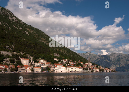 Bucht von Kotor mit Stadt Perast, Montenegro Stockfoto