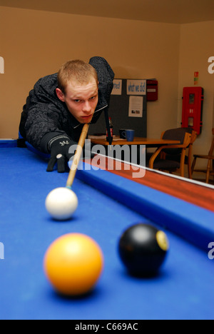 Junger Mann, Billard, Herts, UK. Stockfoto