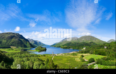 Loch Shiel mit dem Glenfinnan Monument im Zentrum, Glenfinnan, Lochabar, Schottland. Schottische Landschaft / Landschaften. Stockfoto