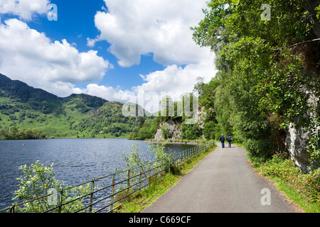 Paare, die an den Ufern des Loch Katrine in Trossachs National Park, Stirling, Schottland, Großbritannien Stockfoto