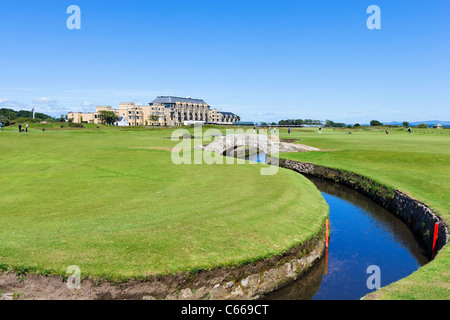 Die Swilcan Bridge über die Swilcan Burn mit Old Course Hotel hinter Old Course in St Andrews, Fife, Schottland, UK Stockfoto