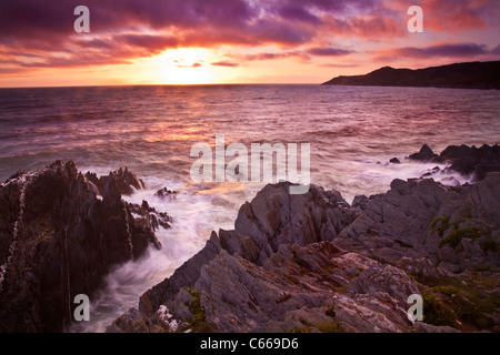 Sonnenuntergang über den Bristolkanal vom Barricane Strand, Woolacombe, Blick in Richtung Morte Point, North Devon, England, UK Stockfoto