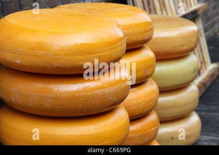 Haufen von Käse im Hafen von Gouda, Niederlande Stockfoto