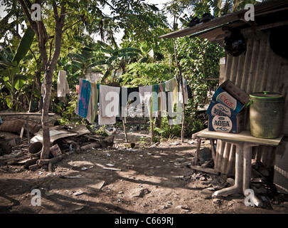 Wäsche aufhängen auf der Wäscheleine in Armut geplagten Slumviertel von Bali. Stockfoto