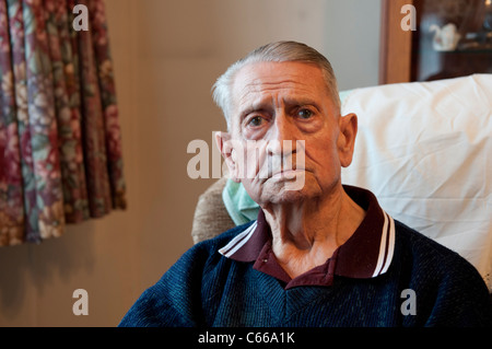 Ein Alter Mann in seinem Lieblingssessel Stockfoto