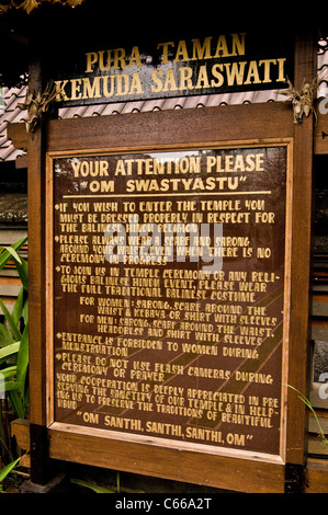 Schild mit den Regeln und Kleiderordnung vor einem Tempel in Bali. Stockfoto