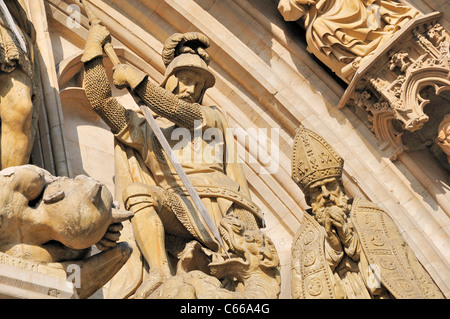 Brüssel, Belgien. Die Grand Place. Hotel de Ville / Rathaus. Detail der Fassade Ritter töten Drachen Stockfoto