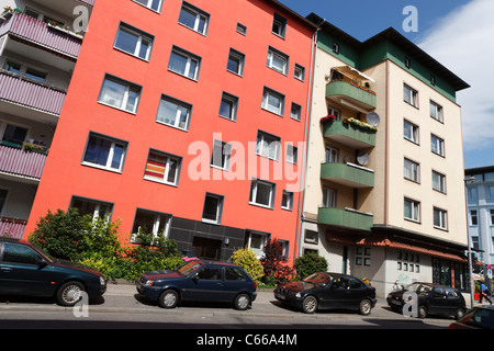 Wohngebäude und Autos geparkt auf der Straße in Hannover, Deutschland. Stockfoto