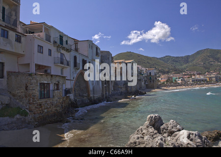 Mittelalterlichen Häusern und Meer des alten Dorfes, Cefalu, Provinz Palermo, Sizilien, Italien, Europäische Union, EU. Stockfoto