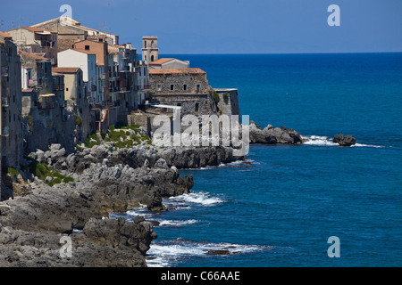 Mittelalterlichen Häusern und Meer des alten Dorfes, Cefalu, Provinz Palermo, Sizilien, Italien, Europäische Union, EU. Stockfoto