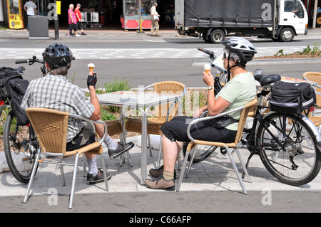 Radfahrer mit Eis Southend on Sea Meer entspannen greifen Essex Urlaub Tagesausflug Stockfoto