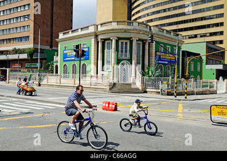 Ciclovia, Menschen auf Fahrrädern am Sonntag, wenn Straßen, Autos, Bogotá, Kolumbien geschlossen Stockfoto