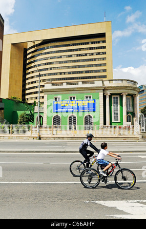 Ciclovia, Menschen auf Fahrrädern am Sonntag, wenn Straßen, Autos, Bogotá, Kolumbien geschlossen Stockfoto