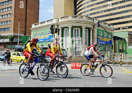 Ciclovia, Menschen auf Fahrrädern am Sonntag, wenn Straßen, Autos, Bogotá, Kolumbien geschlossen Stockfoto