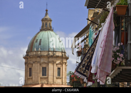 Bettwäsche, Kleidung und Blumen auf Balkon und Kathedrale von Palermo (Duomo) im Hintergrund. Palermo, Sizilien, Italien, Europa, EU Stockfoto