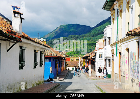 Passanten in engen Gassen in der Altstadt, in den hinteren Bergen von den Kordilleren, La Candelaria Viertel, Bogota, Kolumbien Stockfoto