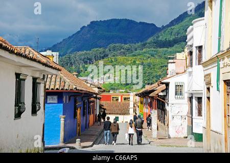 Passanten in engen Gassen in der Altstadt, in den hinteren Bergen von den Kordilleren, La Candelaria Viertel, Bogota, Kolumbien Stockfoto