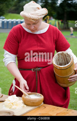 Mittelalterfest in Verdin Park, Northwich 13. August & 14., mit Frau am Leben-Geschichte-Camps, Cheshire, UK Stockfoto