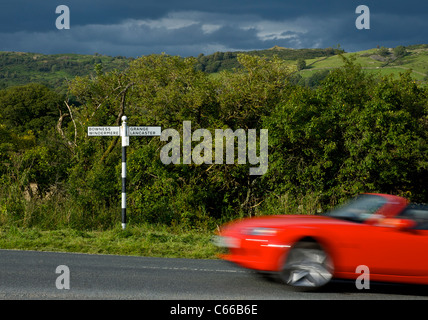 Auto in Richtung Windermere, durch das Tal Lyth South Lakeland, Cumbria, England UK Stockfoto