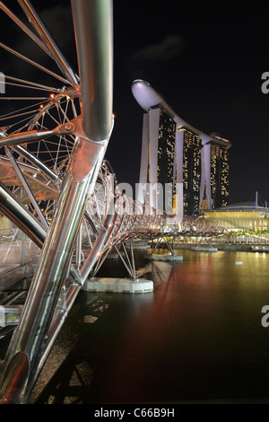 Die Helix-Brücke und der Marina Bay Sand Hotel, Singapur Stockfoto