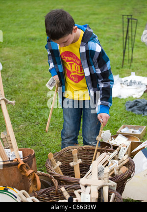 Junge mit Holzschwert am Mittelalterfest in Verdin Park, Northwich 13. August & 14., mit Living History Camps, Cheshire, UK Stockfoto