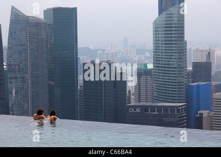 Das Schwimmbad auf der Oberseite Sand Hotel Marina Bay, Singapur Stockfoto