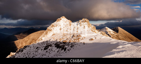 Suche entlang des Schnees bedeckt Ridge Beinn Eighe, Torridon Berge, Schottland. Stockfoto