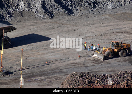 Rumpf – Rost – Mahoning Open Pit Eisenmine, Arbeiter Converse bei Schichtwechsel Stockfoto