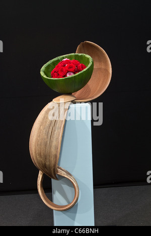 Zeitgenössische Blumenkunst, Pflanze, minimalistisches Pflanzendesign, Ikebana im Rikka-Stil, Komposition des Stilllebens, Wettbewerbsfähige Blumenarrangements, exzentrische Blumen in bunten Töpfen, besondere Elemente & abstrakte Exponate. Zen auf dem Southport Flower Show Showground 28., Victoria Park, 2011 Southport, Merseyside, Großbritannien Stockfoto