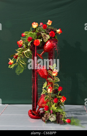 Zeitgenössische Blumenkunst, Pflanze, minimalistisches Pflanzendesign, Ikebana im Rikka-Stil, Komposition des Stilllebens, Wettbewerbsfähige Blumenarrangements, exzentrische Blumen in bunten Töpfen, besondere Elemente & abstrakte Exponate. Zen auf dem Southport Flower Show Showground 28., Victoria Park, 2011 Southport, Merseyside, Großbritannien Stockfoto