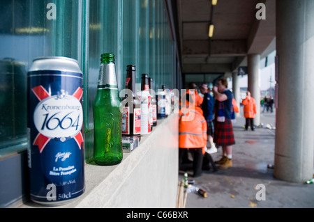 Ausrangierte Alkohol Dosen und Flaschen sind die Markierung, die der schottischen sind in der Stadt Stockfoto