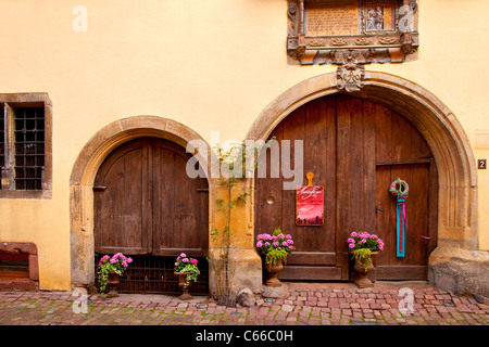 Alte Holztüren in der Ortschaft Riquewihr - entlang der Weinstraße, Elsass Haut-Rhin-Frankreich Stockfoto