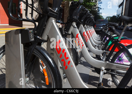 Fahrradverleih in Regalen entlang einer Straße in der Innenstadt, Montreal, Quebec, Kanada Stockfoto