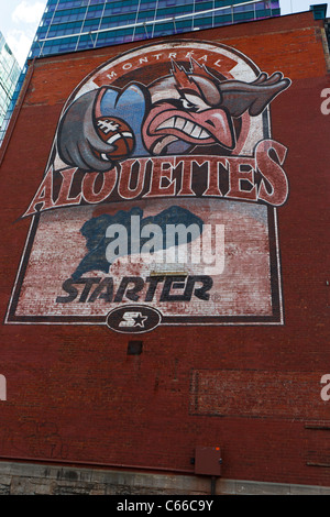 Logo für die Montreal Alouettes Fußballmannschaft gemalt auf der Seite ein Backsteingebäude, Innenstadt, Montreal, Quebec, Kanada Stockfoto