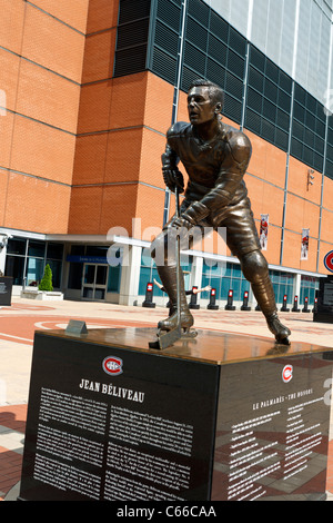 Statue von Montreal Canadiens Hockey-Spieler Jean Beliveau außerhalb der Bell Centre in Montreal, Quebec, Kanada Stockfoto