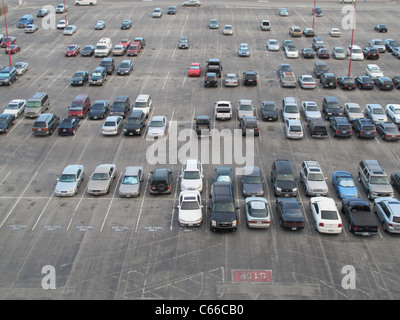 Luftaufnahme von einem langfristigen Parkplatz am SFO Flughafen, San Francisco, California, Vereinigte Staaten von Amerika Stockfoto