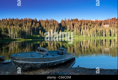 Südlich von Mammoth Lakes, Kalifornien ist dieser wunderbar klaren und kühlen Bergsee. Mammoth Lakes, Kalifornien ist dieser wunderbar klar und kühl mo Stockfoto