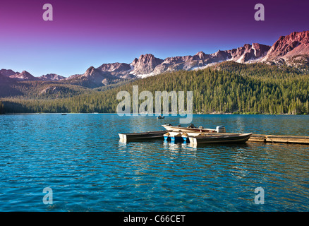 Südlich von Mammoth Lakes, Kalifornien ist dieser wunderbar klaren und kühlen Bergsee. Mammoth Lakes, Kalifornien ist dieser wunderbar klar und kühl mo Stockfoto