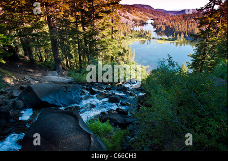 Südlich von Mammoth Lakes, Kalifornien ist dieser wunderbar klaren und kühlen Bergsee. Mammoth Lakes, Kalifornien ist dieser wunderbar klar und kühl mo Stockfoto