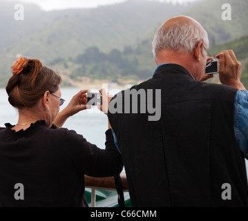 Ein älteres Paar, Menschen, Fotografieren mit Kompaktkameras. Stockfoto