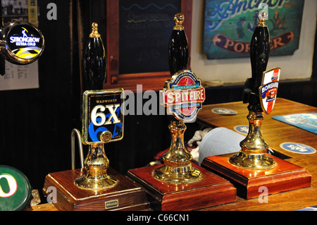 Ale-Pumpen in Loch in der Wand Pub, Park Lane, Torquay, Tor Bay, Devon, England, Vereinigtes Königreich Stockfoto