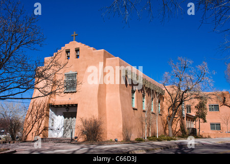 Erste Presbyterianische Kirche in Santa Fe, New Mexico - älteste evangelische Kirche in New Mexico, gegründet 1867. Als 'grünes' Gebäude renoviert. Stockfoto