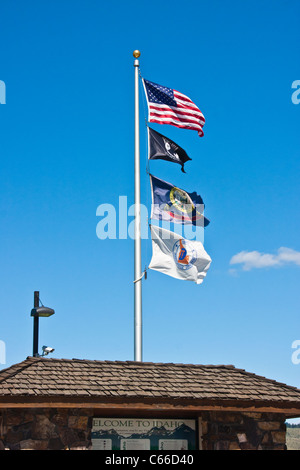 Flaggen an der Idaho-Willkommensstation an der Grenze zwischen Wyoming und Idaho. Stockfoto