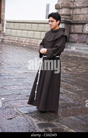 Franziskaner Bruder bei San Francisco Kirche und Platz in der Altstadt, Quito, Ecuador. Stockfoto